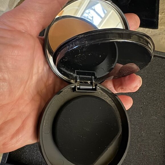 bareMinerals BAREPRO Skin-Perfecting Powder Foundation Light 22 Cool - Picture 3 of 4